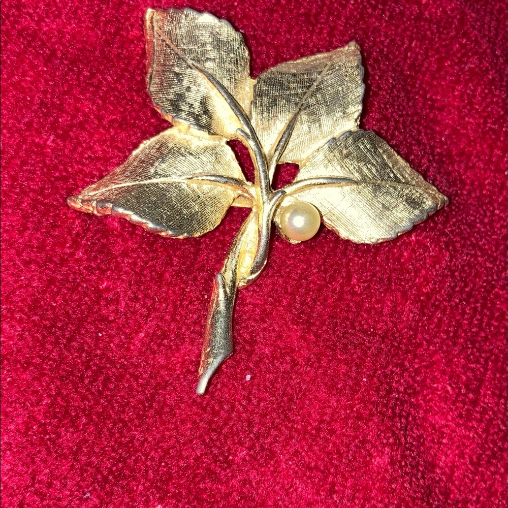 VINTAGE PIN, GOLD LEAVES + PEARL, GREAT CONDITION